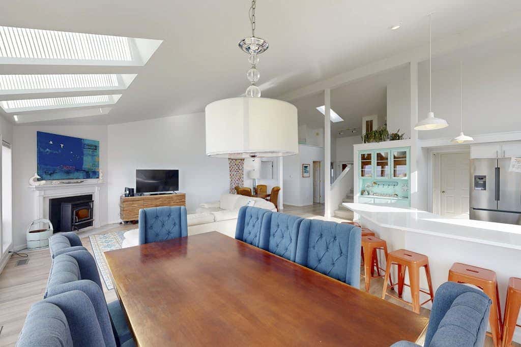 Waterfront Home withPrivate Hot Tub, Ping-Pong, Free WiFi, & washer&dryer
