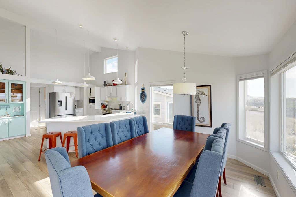 Waterfront Home withPrivate Hot Tub, Ping-Pong, Free WiFi, & washer&dryer