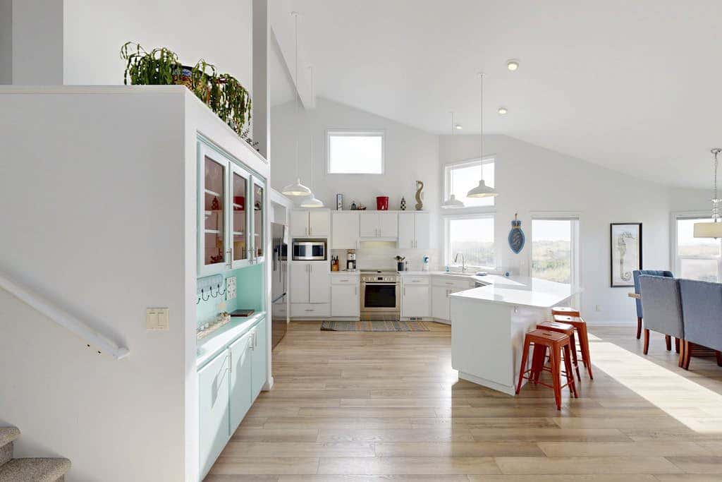 Waterfront Home withPrivate Hot Tub, Ping-Pong, Free WiFi, & washer&dryer