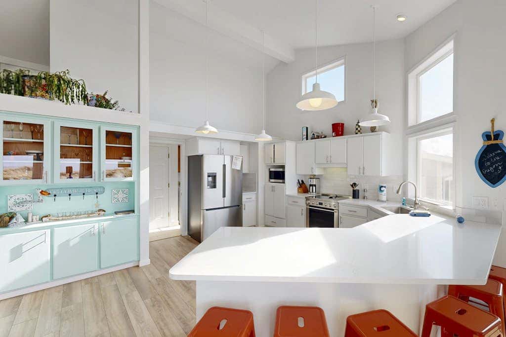 Waterfront Home withPrivate Hot Tub, Ping-Pong, Free WiFi, & washer&dryer