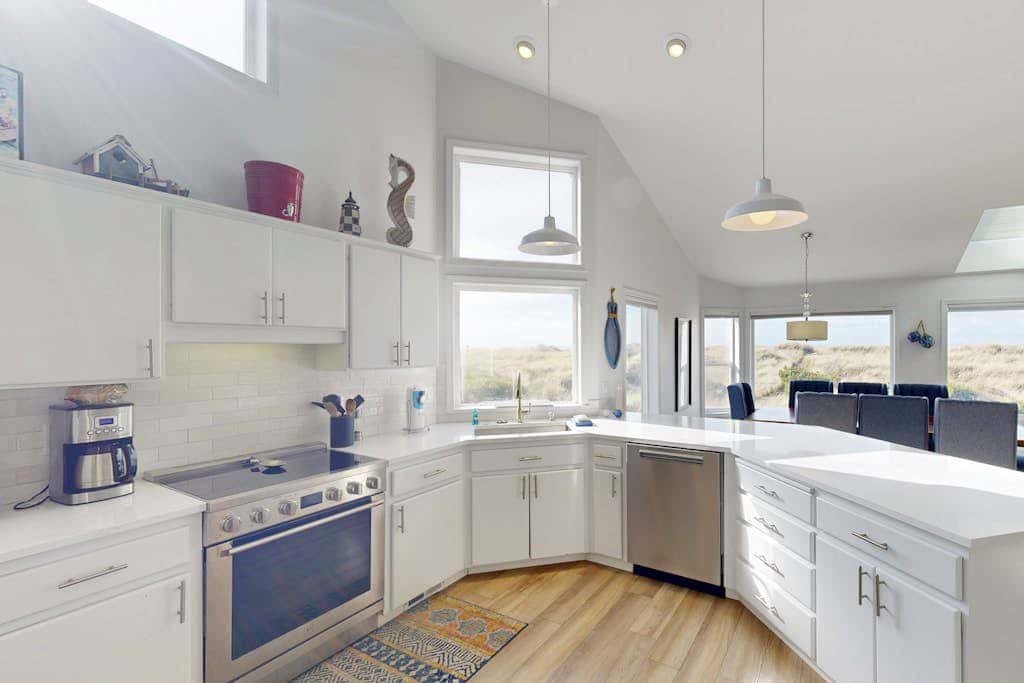 Waterfront Home withPrivate Hot Tub, Ping-Pong, Free WiFi, & washer&dryer