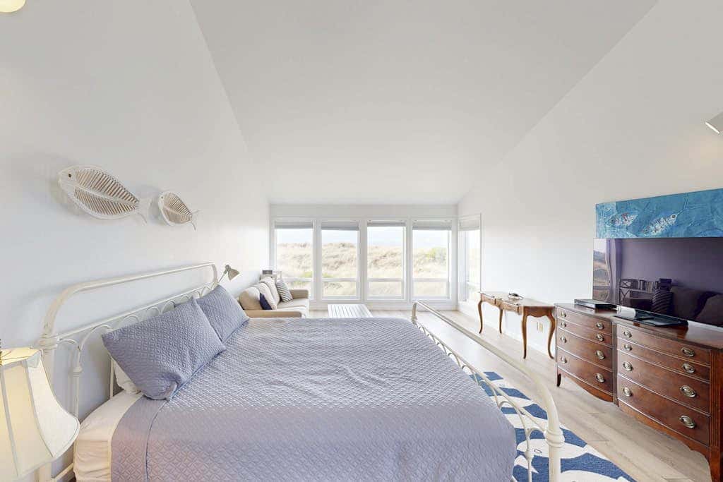 Waterfront Home withPrivate Hot Tub, Ping-Pong, Free WiFi, & washer&dryer