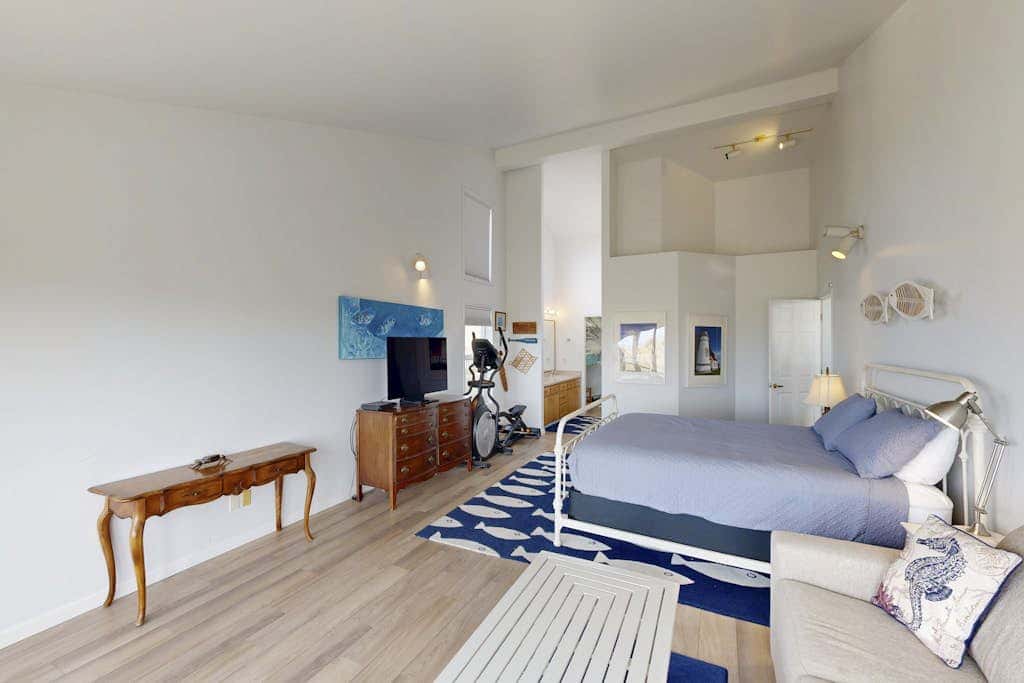 Waterfront Home withPrivate Hot Tub, Ping-Pong, Free WiFi, & washer&dryer