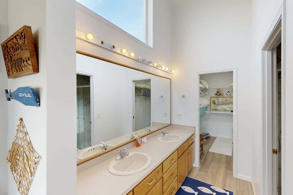 Waterfront Home withPrivate Hot Tub, Ping-Pong, Free WiFi, & washer&dryer