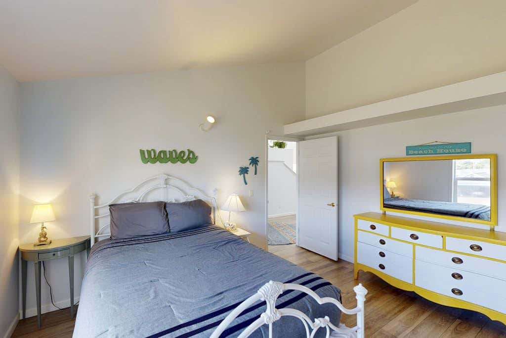 Waterfront Home withPrivate Hot Tub, Ping-Pong, Free WiFi, & washer&dryer