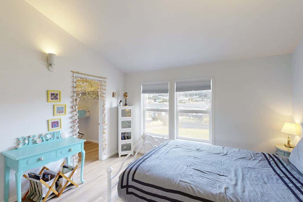 Waterfront Home withPrivate Hot Tub, Ping-Pong, Free WiFi, & washer&dryer