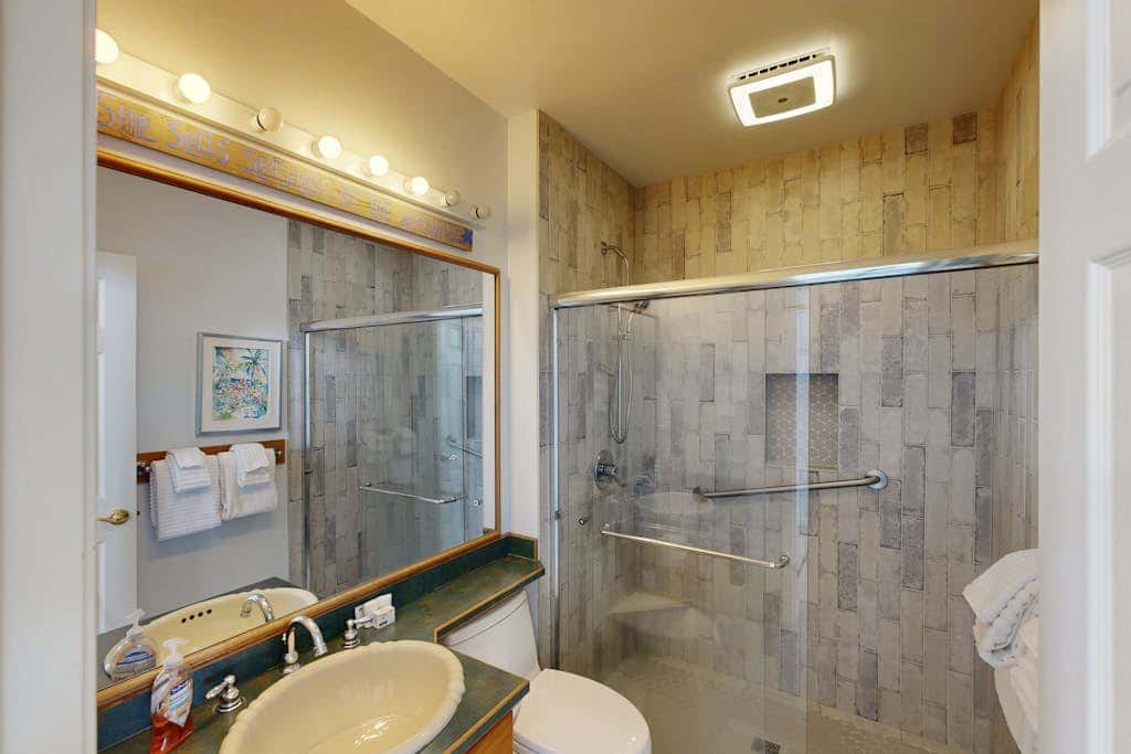 Waterfront Home withPrivate Hot Tub, Ping-Pong, Free WiFi, & washer&dryer