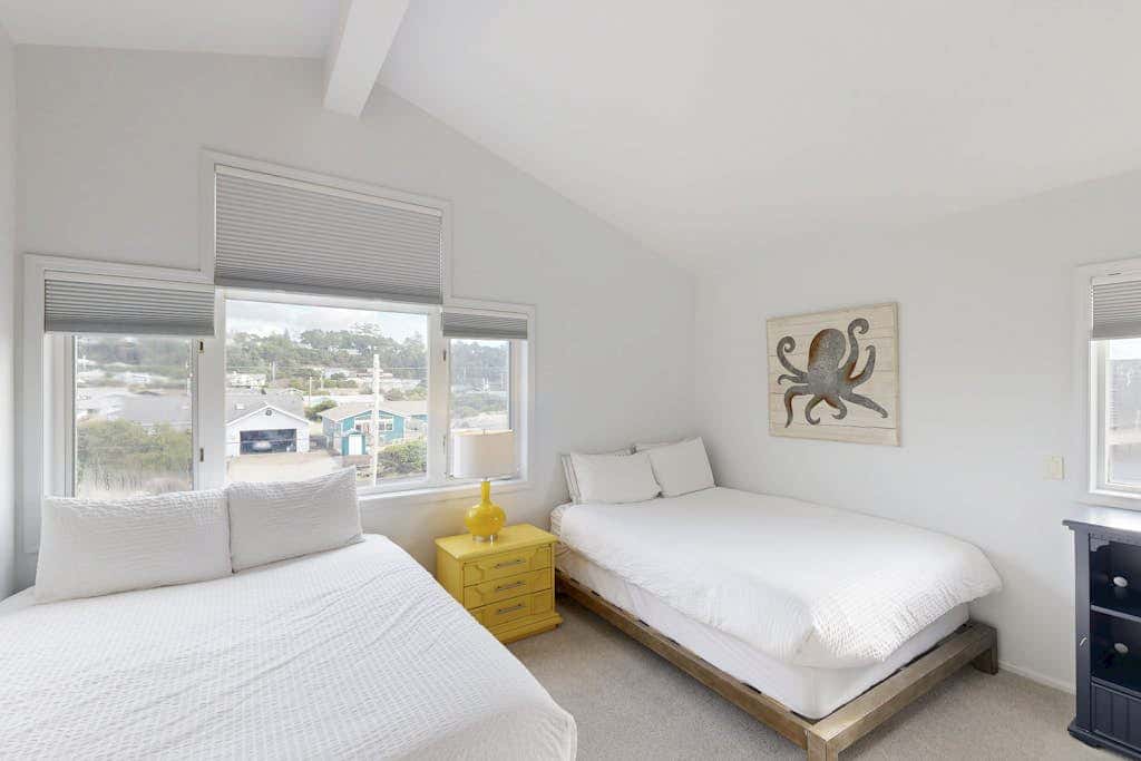 Waterfront Home withPrivate Hot Tub, Ping-Pong, Free WiFi, & washer&dryer