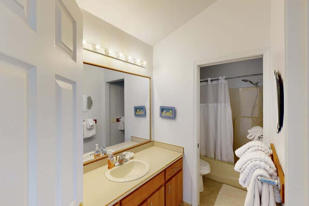 Waterfront Home withPrivate Hot Tub, Ping-Pong, Free WiFi, & washer&dryer