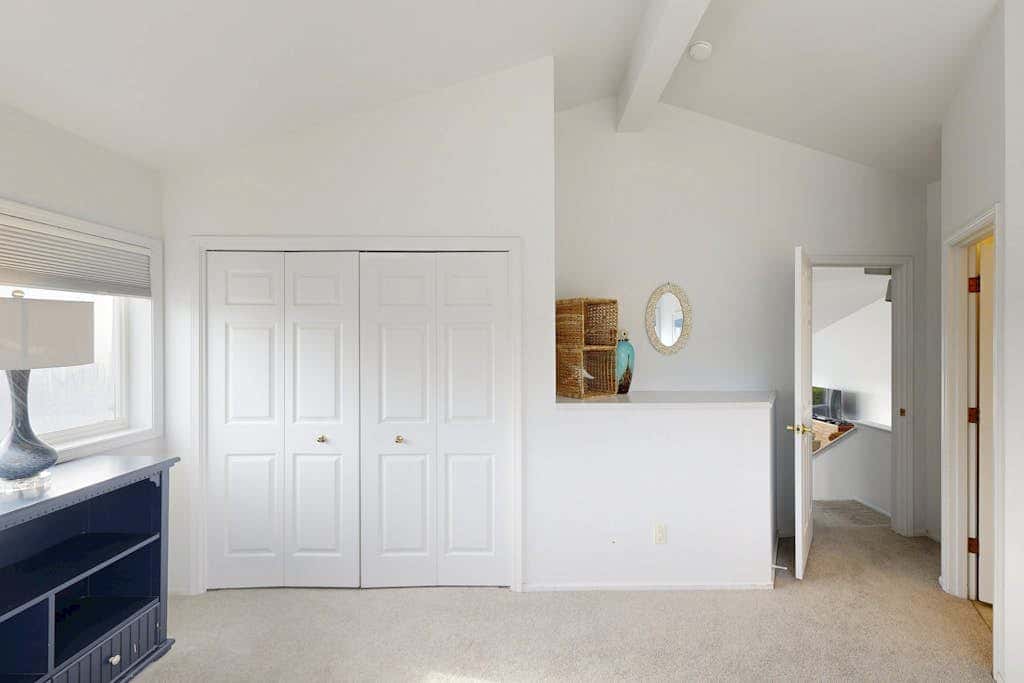 Waterfront Home withPrivate Hot Tub, Ping-Pong, Free WiFi, & washer&dryer