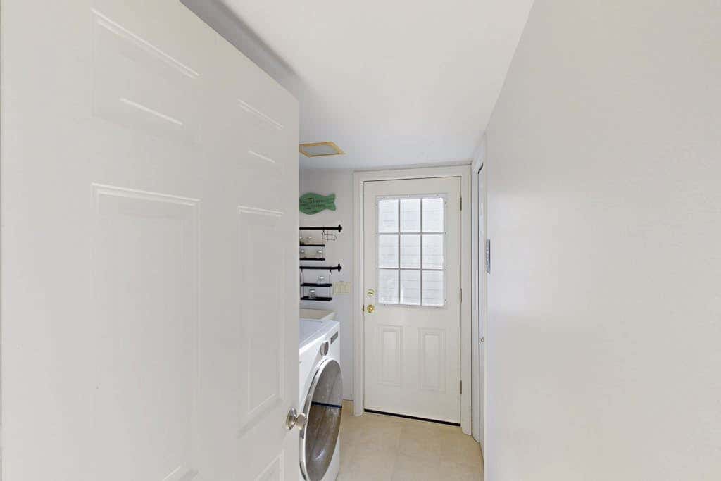 Waterfront Home withPrivate Hot Tub, Ping-Pong, Free WiFi, & washer&dryer