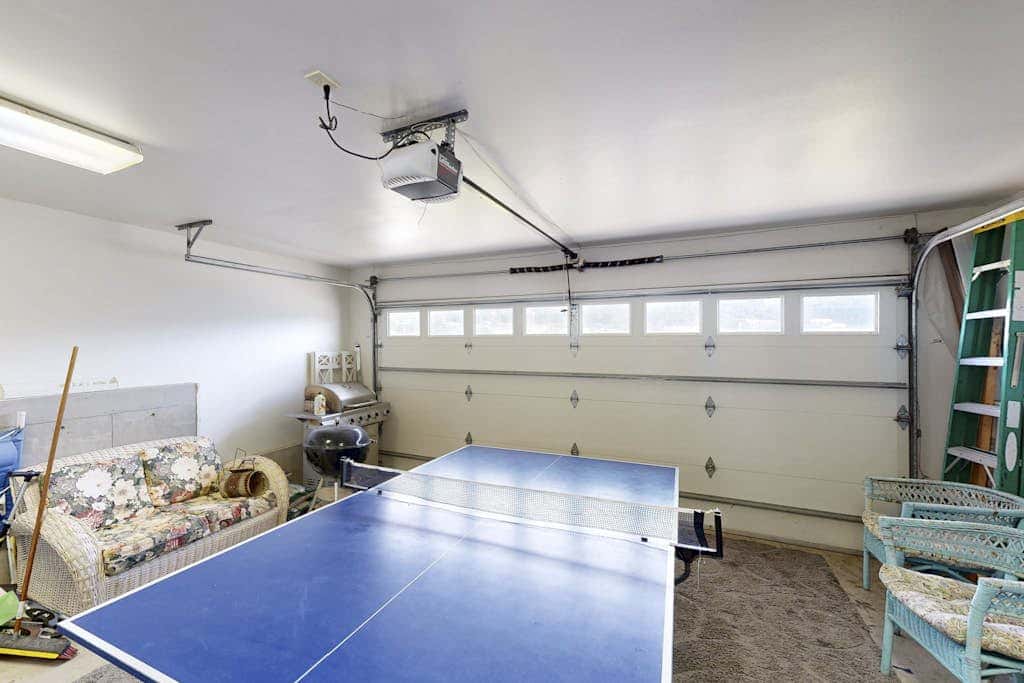 Waterfront Home withPrivate Hot Tub, Ping-Pong, Free WiFi, & washer&dryer