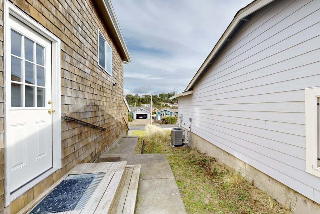 Waterfront Home withPrivate Hot Tub, Ping-Pong, Free WiFi, & washer&dryer