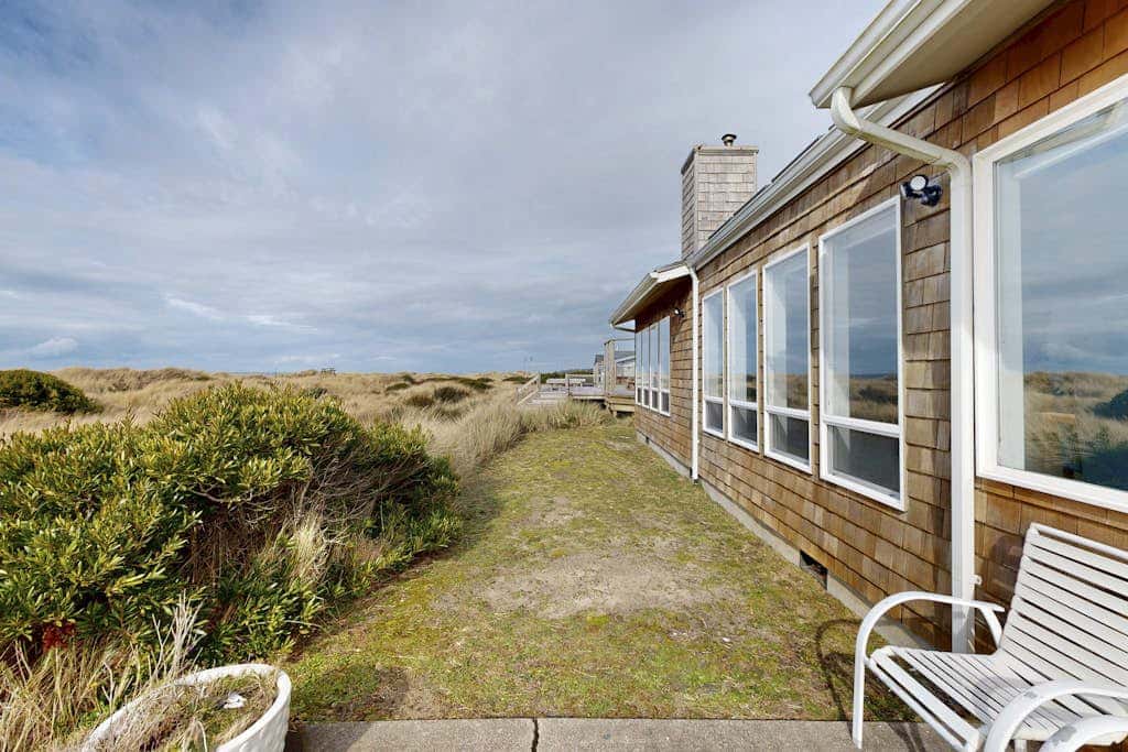 Waterfront Home withPrivate Hot Tub, Ping-Pong, Free WiFi, & washer&dryer