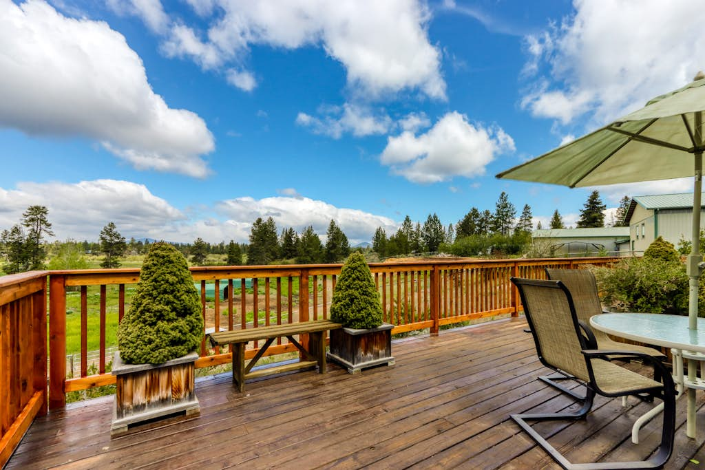 Mountain-view retreat with deck, grill & washer&dryer