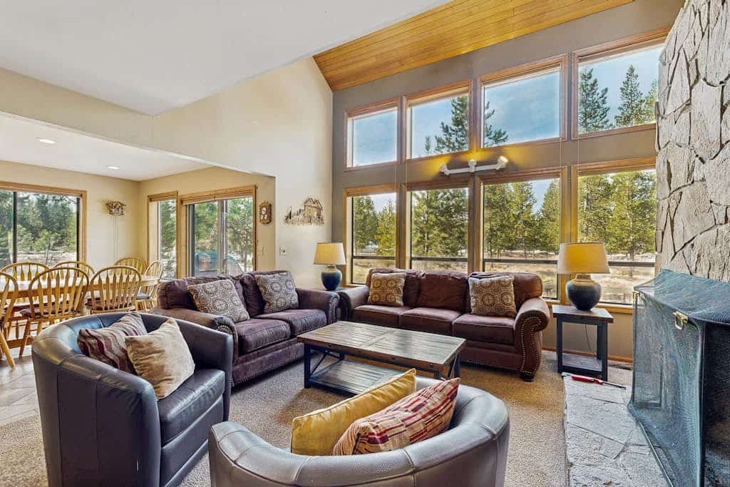 Spacious Sunriver home with private hot tub & SHARC passes