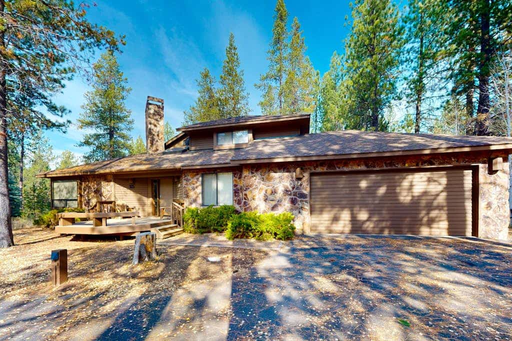 Charming home with private hot tub, SHARC amenity passes, patio, WiFi