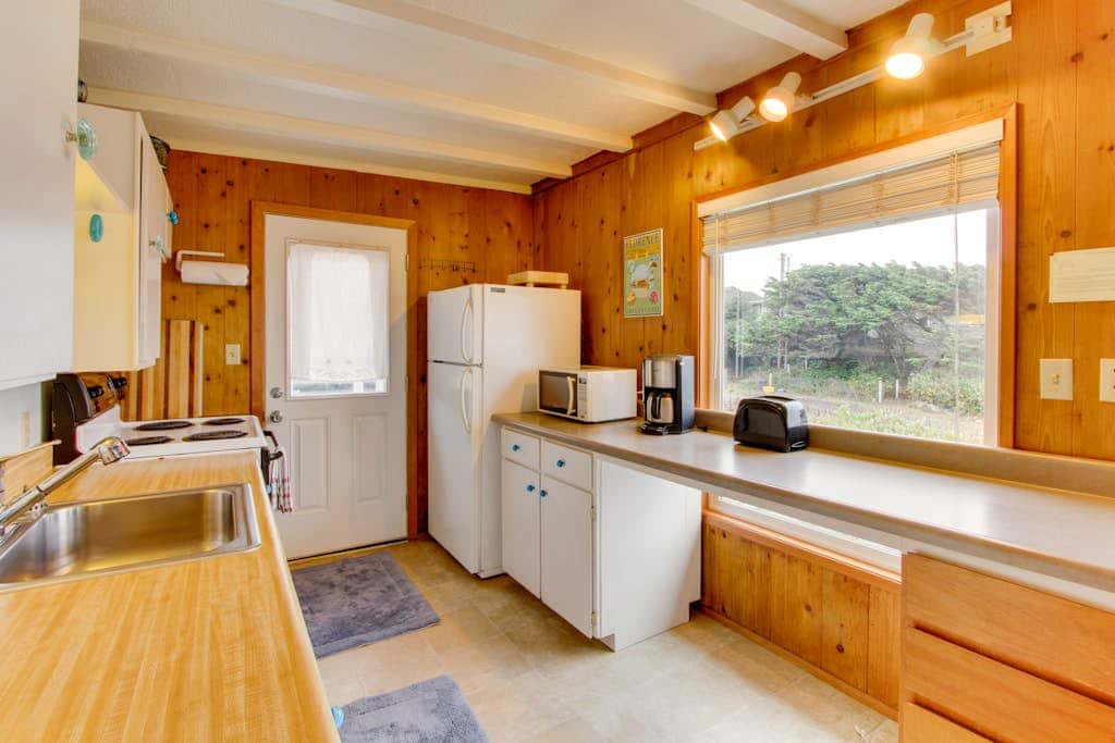 Cozy Cottage with Spectacular Ocean Views - Dog Friendly