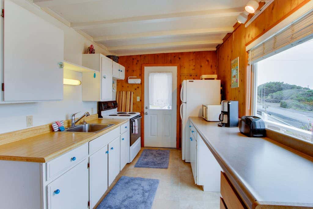 Cozy Cottage with Spectacular Ocean Views - Dog Friendly