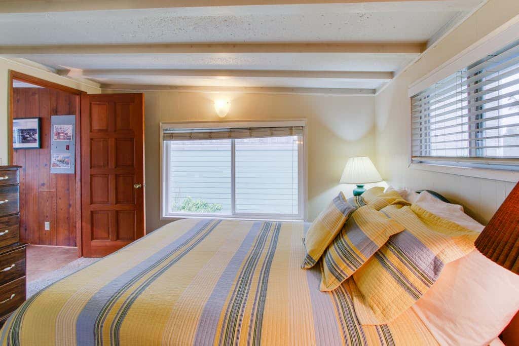 Cozy Cottage with Spectacular Ocean Views - Dog Friendly