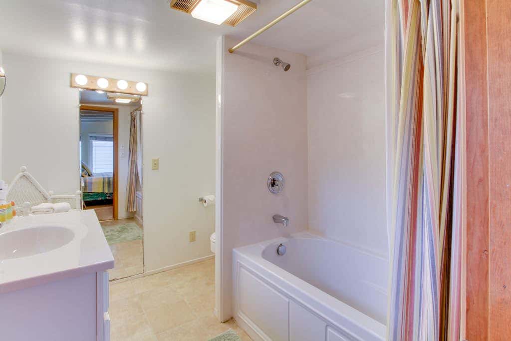 Cozy Cottage with Spectacular Ocean Views - Dog Friendly