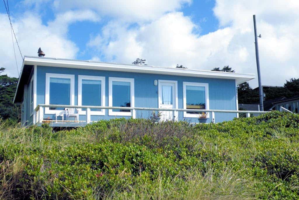 Cozy Cottage with Spectacular Ocean Views - Dog Friendly