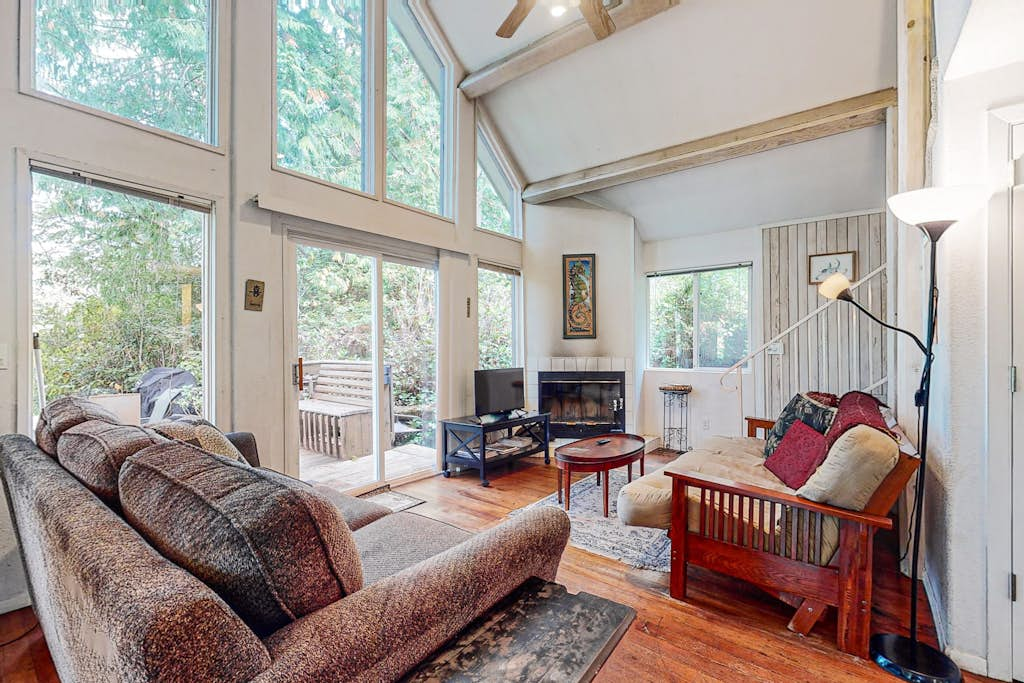 Beautiful Dog-Friendly Home on the Lake - Great Views & Private Dock
