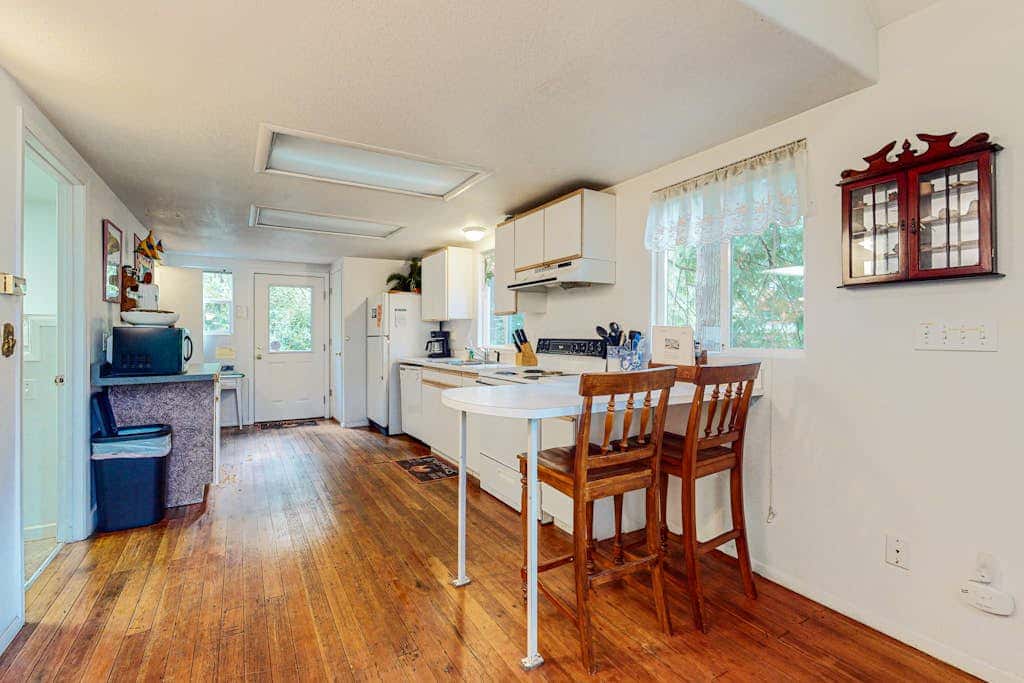 Beautiful Dog-Friendly Home on the Lake - Great Views & Private Dock