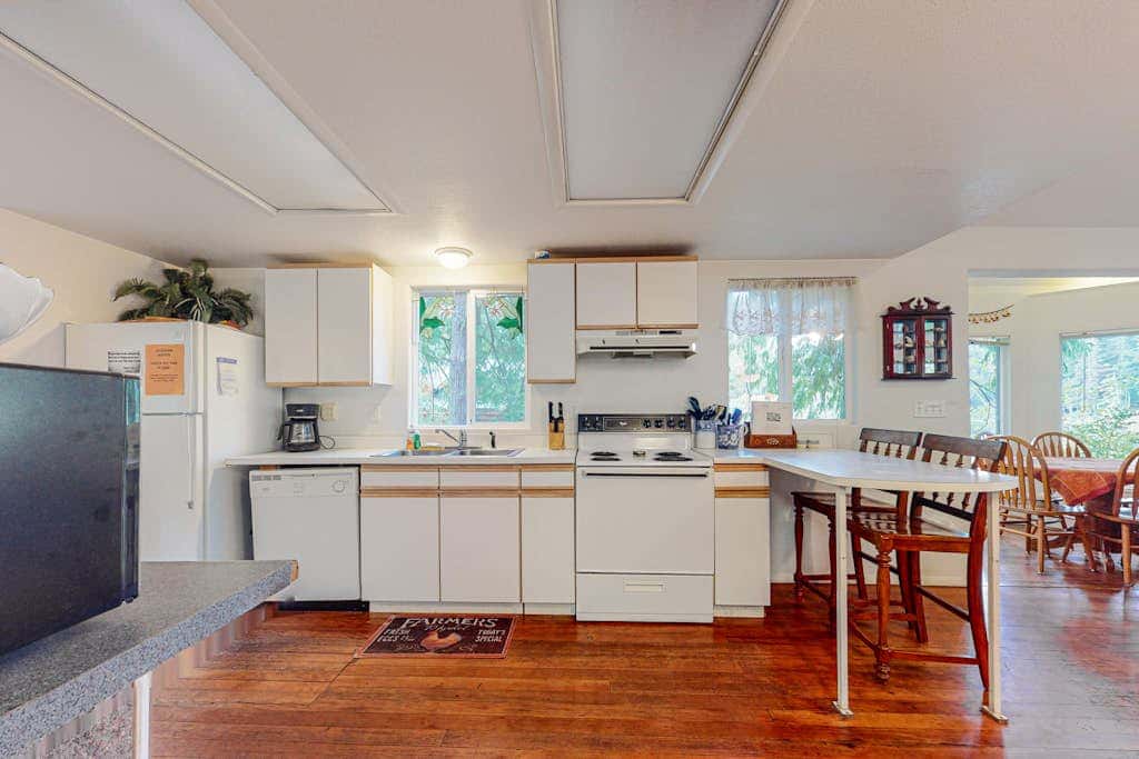 Beautiful Dog-Friendly Home on the Lake - Great Views & Private Dock