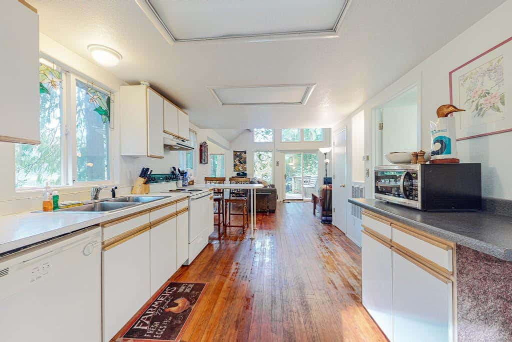 Beautiful Dog-Friendly Home on the Lake - Great Views & Private Dock