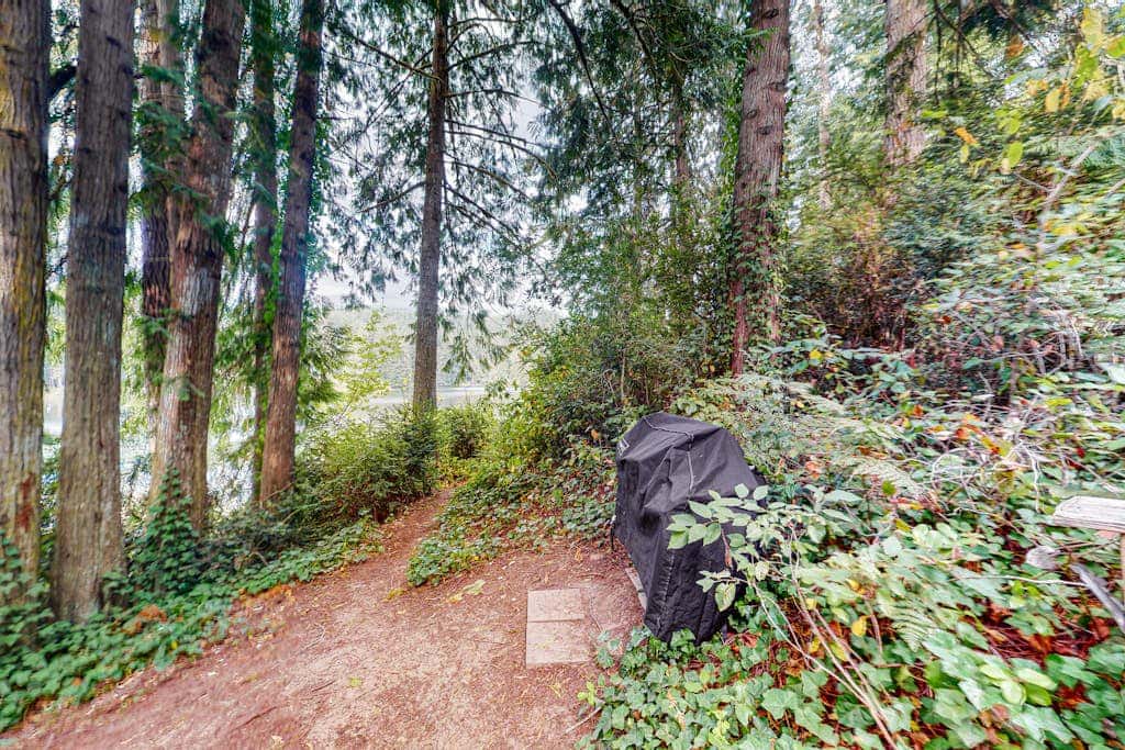Beautiful Dog-Friendly Home on the Lake - Great Views & Private Dock