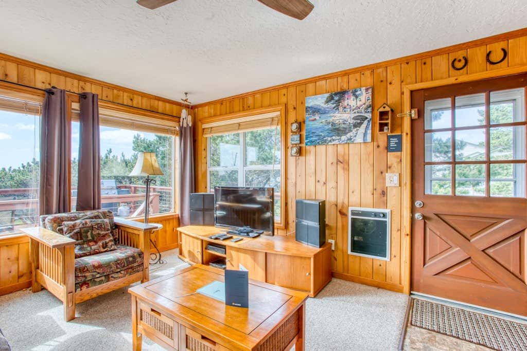 Dog-Friendly Home with Ocean Views, Easy Beach and Bay Access, and Free WiFi