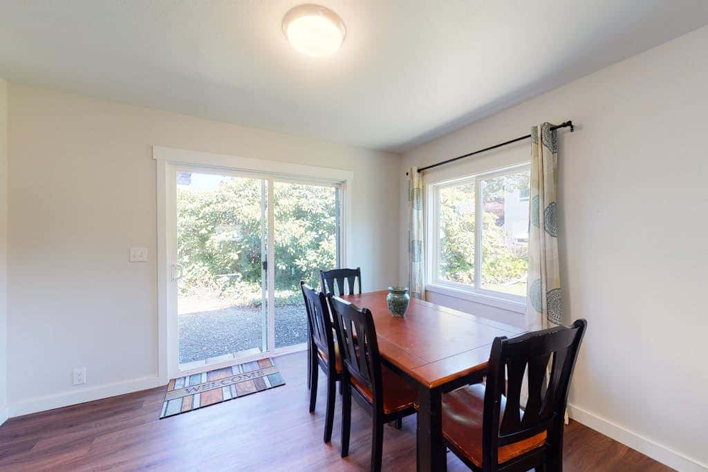 Beautifully renovated home across street from beach access - dogs welcome