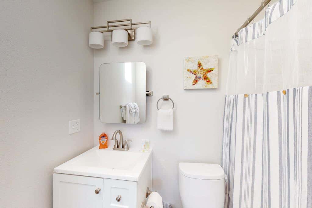 Beautifully renovated home across street from beach access - dogs welcome
