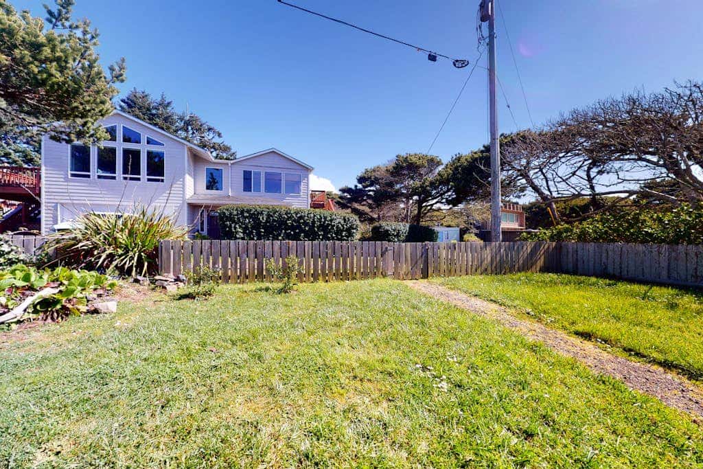Beautifully renovated home across street from beach access - dogs welcome