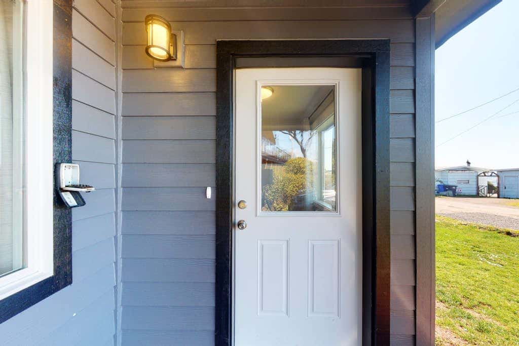 Beautifully renovated home across street from beach access - dogs welcome