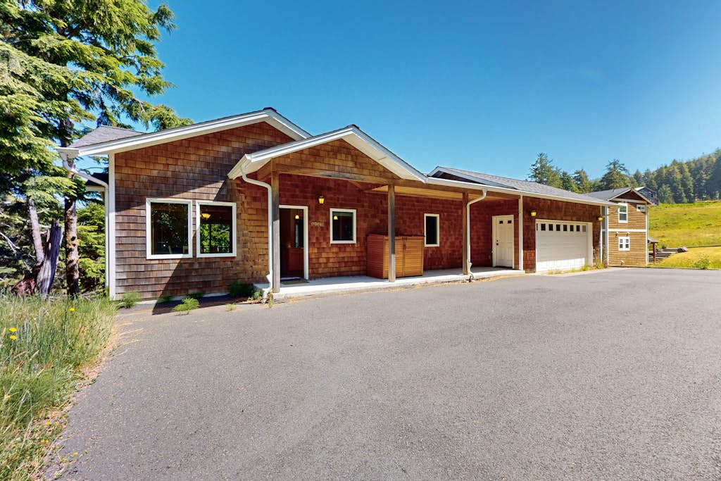 Cape Arch, your cozy coastal escape with patio, balcony and close to beach