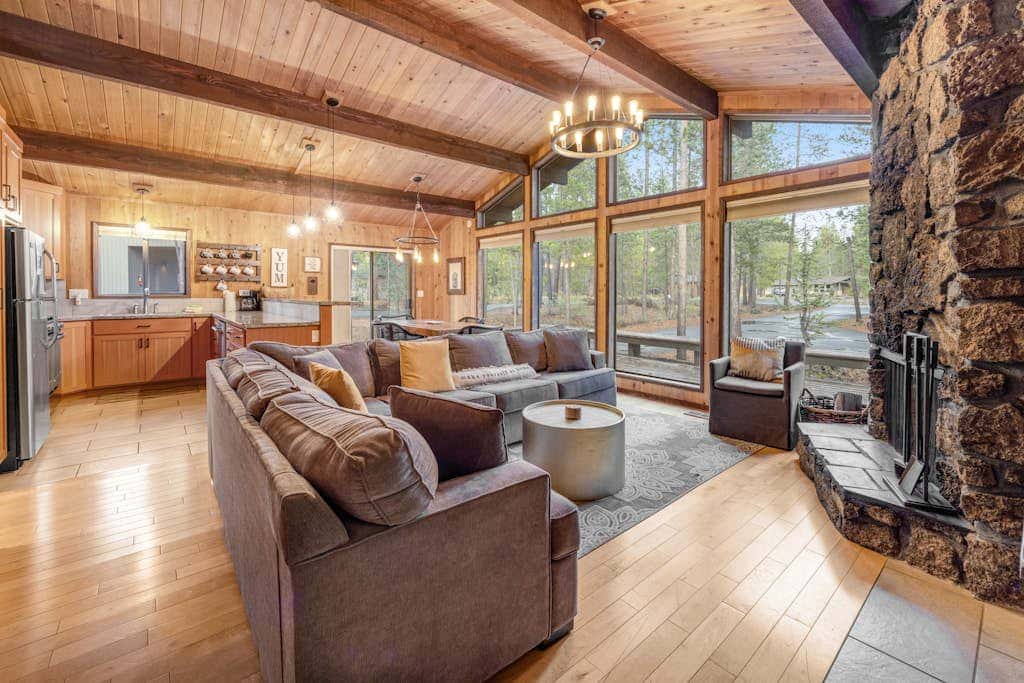 Comfortable remodeled cabin with entertainment & shared pool - 6 SHARC passes