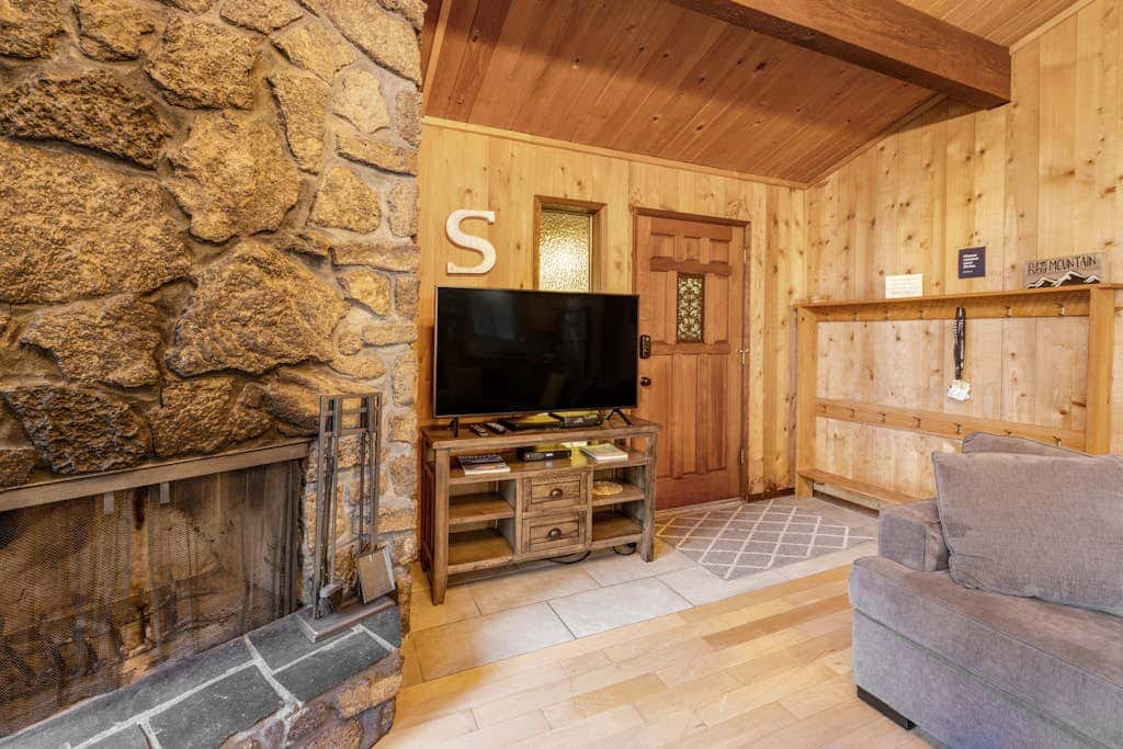 Comfortable remodeled cabin with entertainment & shared pool - 6 SHARC passes