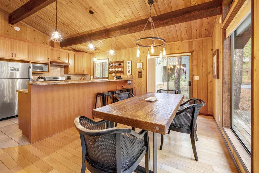 Comfortable remodeled cabin with entertainment & shared pool - 6 SHARC passes