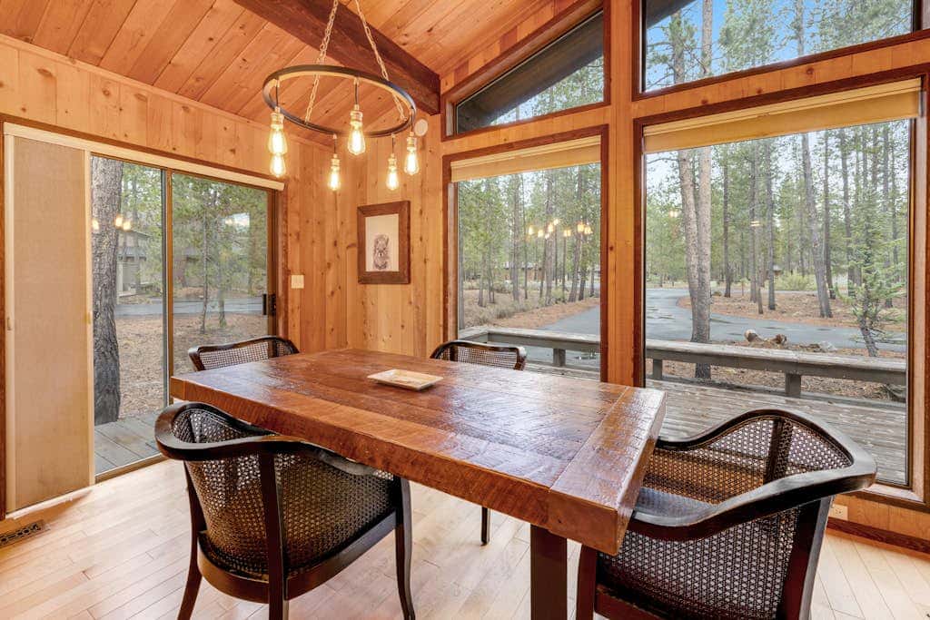 Comfortable remodeled cabin with entertainment & shared pool - 6 SHARC passes