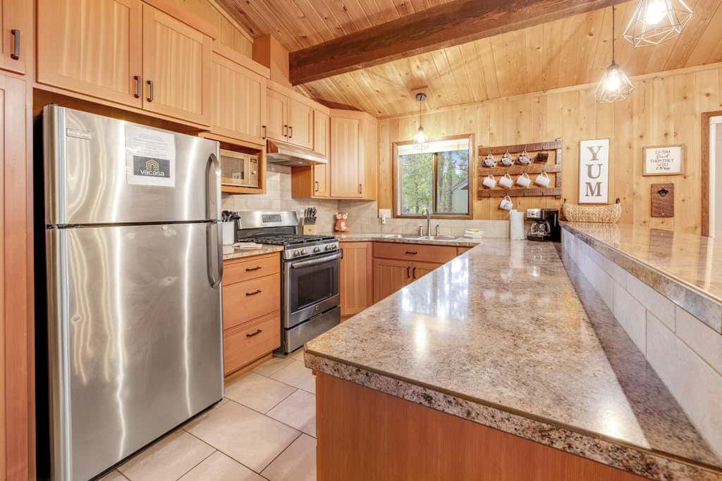 Comfortable remodeled cabin with entertainment & shared pool - 6 SHARC passes