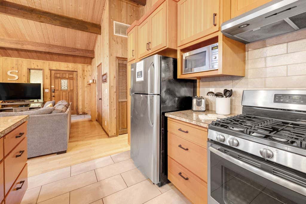 Comfortable remodeled cabin with entertainment & shared pool - 6 SHARC passes