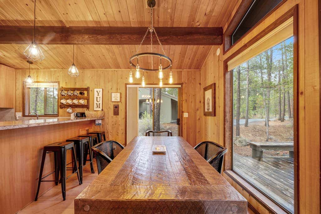 Comfortable remodeled cabin with entertainment & shared pool - 6 SHARC passes