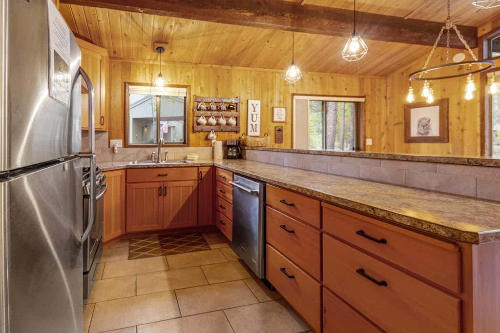 Comfortable remodeled cabin with entertainment & shared pool - 6 SHARC passes