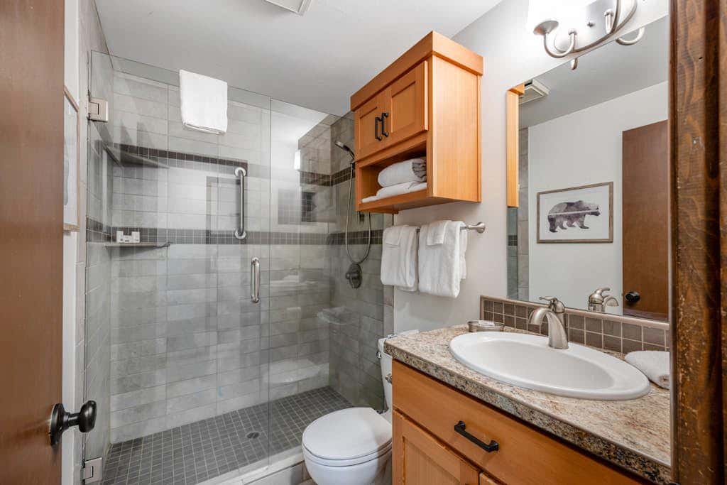 Comfortable remodeled cabin with entertainment & shared pool - 6 SHARC passes