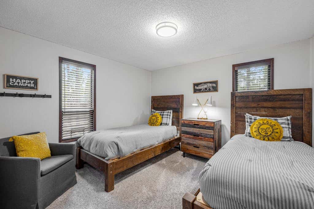 Comfortable remodeled cabin with entertainment & shared pool - 6 SHARC passes