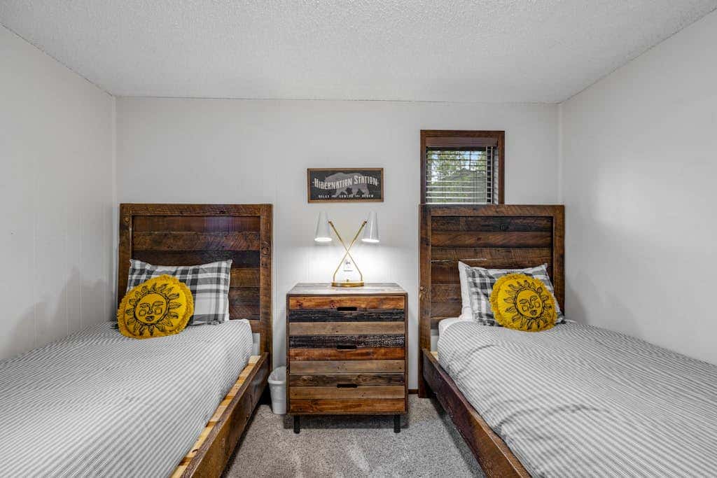 Comfortable remodeled cabin with entertainment & shared pool - 6 SHARC passes