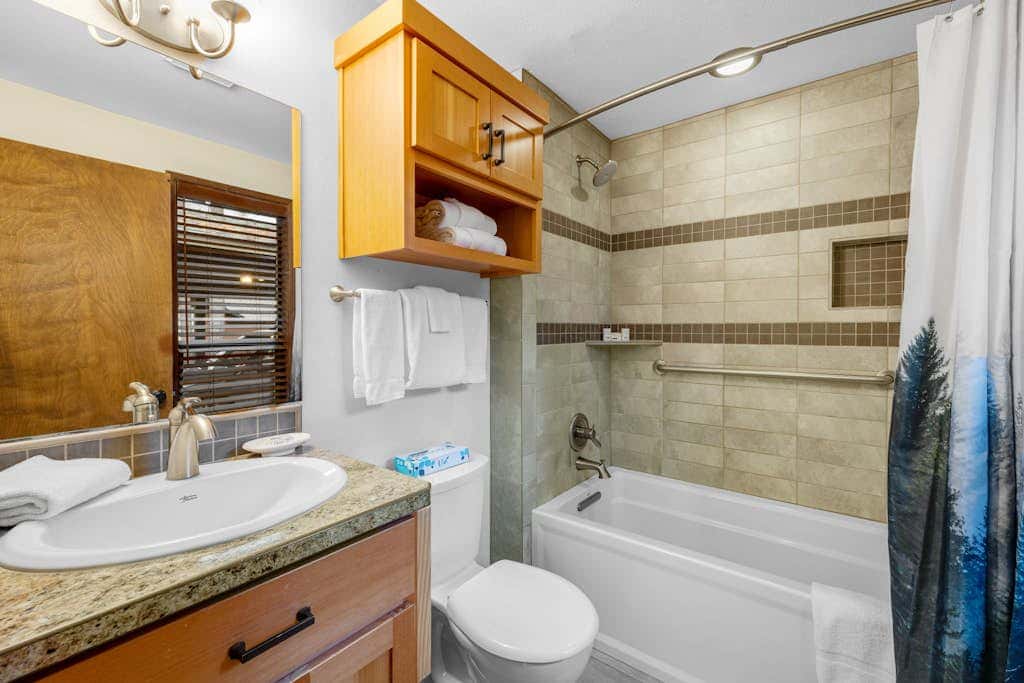 Comfortable remodeled cabin with entertainment & shared pool - 6 SHARC passes