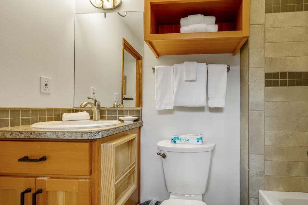 Comfortable remodeled cabin with entertainment & shared pool - 6 SHARC passes